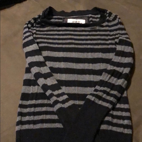 3 sweaters - Picture 3 of 7